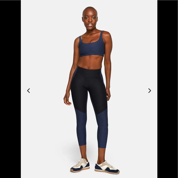 Outdoor Voices Warmup Legging
Engineered to sculpt,Textured Compression fabric - Picture 2 of 7